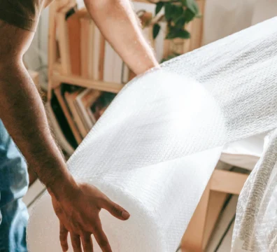 Hochwertiges Verpackungsmaterial Wien – Stabile Umzugskartons, Klebeband und Schutzfolien direkt geliefert